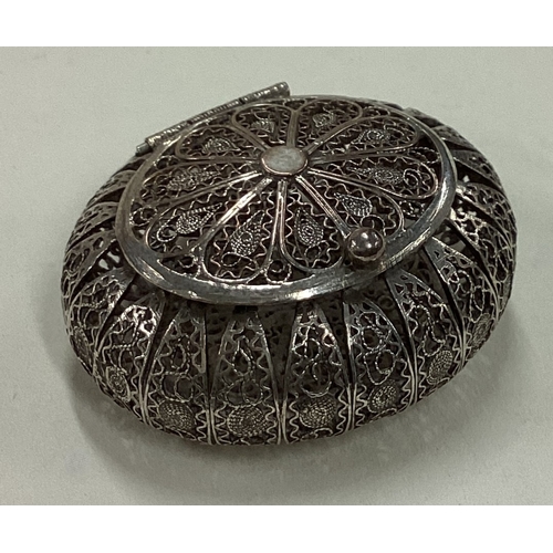 22 - An 18th Century silver filigree snuff box with hinged lid. Approx. 14 grams. Est. £60 - £80.