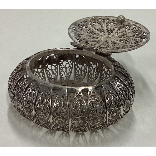 22 - An 18th Century silver filigree snuff box with hinged lid. Approx. 14 grams. Est. £60 - £80.