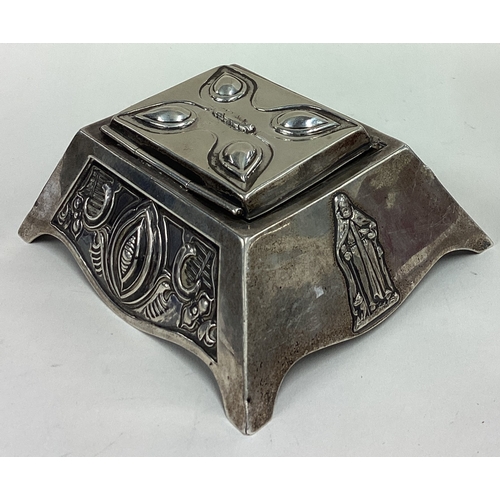 246 - An Edward VII silver inkwell embossed with camel scene. London 1901. Approx. 210 grams. Est. £150 - ... 