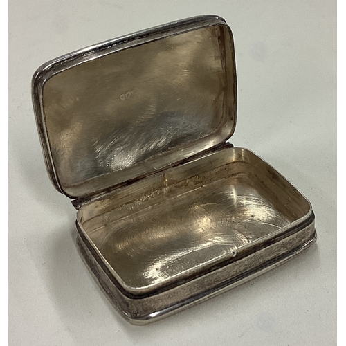 26 - A silver pill box with hinged lid. Import mark to base. Approx. 13 grams. Est. £20 - £30.