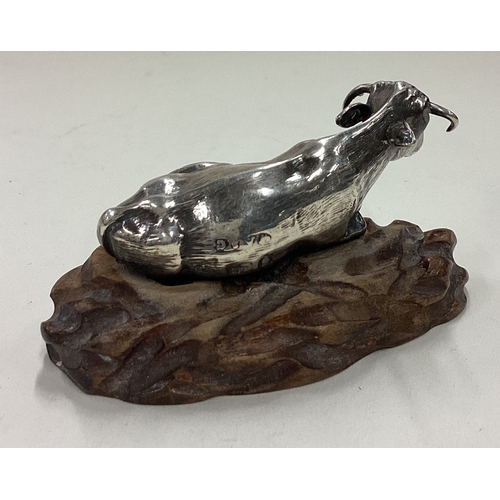 29 - A Georgian silver figure of a cow on plinth. Approx. 27 grams. Est. £30 - £40.