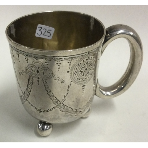 325 - A Victorian silver mug on ball feet with engraved decoration. 1873. Approx. 82 grams. Est. £150 - £2... 