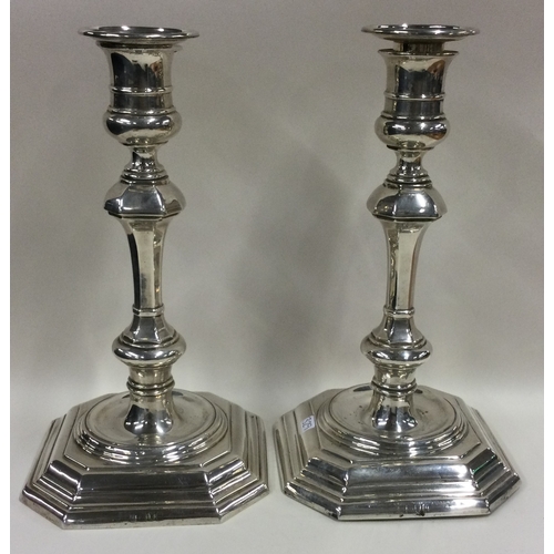 329 - A fine pair of octagonal silver candlesticks in the Georgian style. London 1912. By Thomas Bradbury ... 