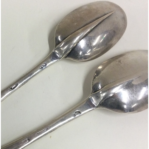 333 - A pair of early 18th Century silver trefid dog nose spoons. Circa 1700. Approx. 103 grams. Est. £300... 