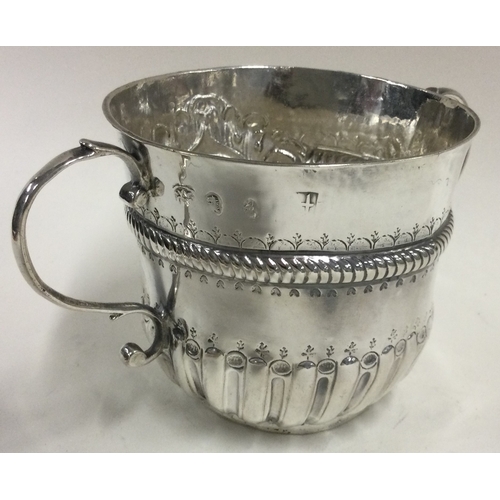 338 - A large George I silver porringer. London 1726. By Richard Pargeter. Approx. 106 grams. Est. £600 - ... 