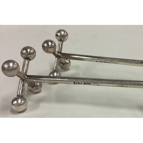 363 - A rare pair of Georgian silver knife rests. Sheffield 1801. By Smith Tate & Co. Approx. 49 grams. Es... 