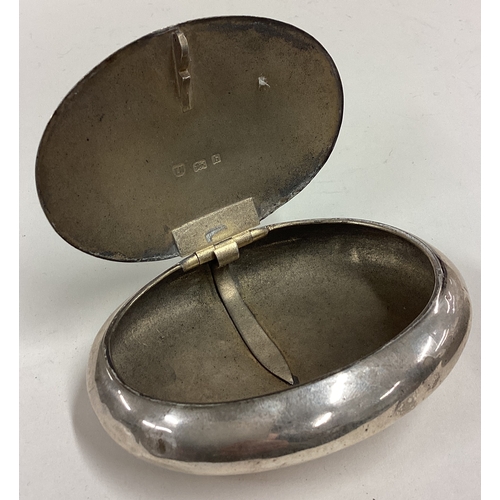 377 - A large silver squeeze sided snuff box. Birmingham 1901. Approx. 77 grams. Est. £60 - £80.