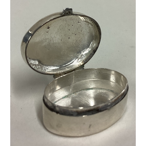 399 - A silver pill box with hinged lid. Marked to interior. Approx. 8 grams. Est. £20 - £30.