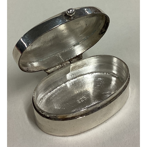 400 - A silver pill box with hinged lid. Marked to interior. Approx. 8 grams. Est. £20 - £30.