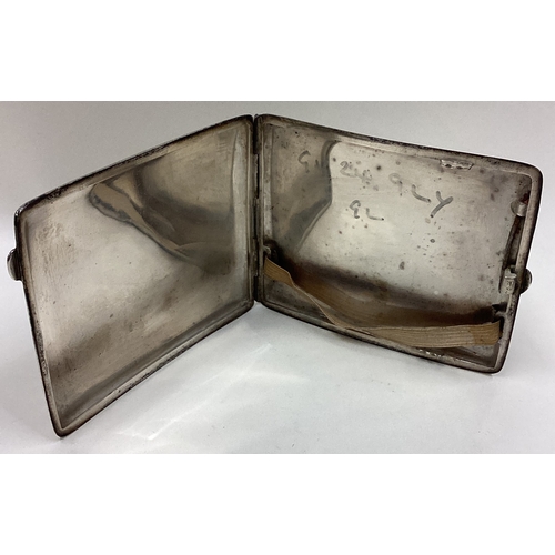 408 - A heavy silver and Niello cigarette case. Approx. 127 grams. Est. £30 - £50.