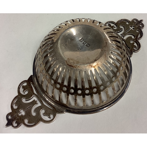 419 - A pierced silver quaich. London 1901. By William Comyns. Approx. 78 grams. Est. £60 - £80.