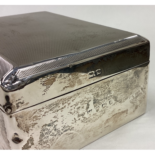 42 - A good hinged top silver cigarette case with engine turned decoration. Approx. 357 grams of gross we... 