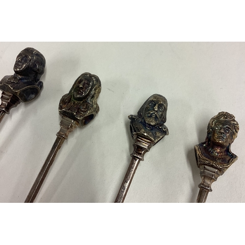 423 - Four silver spoons with cast King's head finials. London 1975. Approx. 128 grams. Est. £100 - £150.