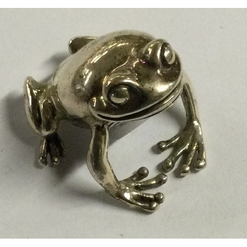 487 - A silver figure of a frog. Approx. 16 grams. Est. £10 - £20.