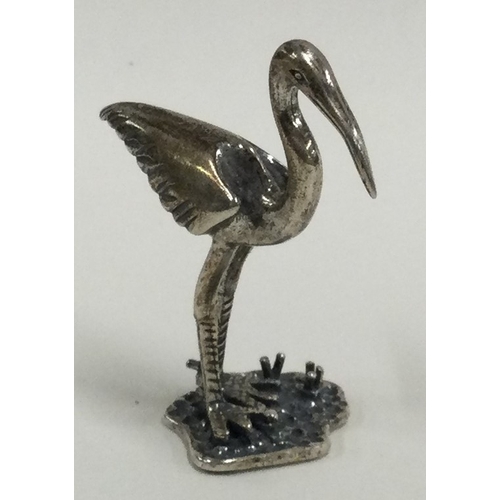 488 - A silver figure of a stork. Approx. 14 grams. Est. £10 - £20.