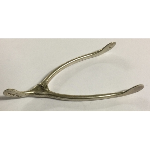 493 - A pair of silver wishbone sugar tongs. Birmingham 1909. Approx. 16 grams. Est. £20 - £30.