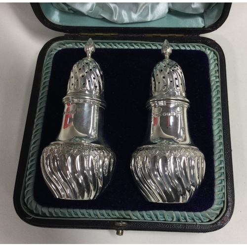 503 - A fine pair of cased Victorian silver sugar casters. Sheffield 1891. By Walker & Hall. Approx. 147 g... 