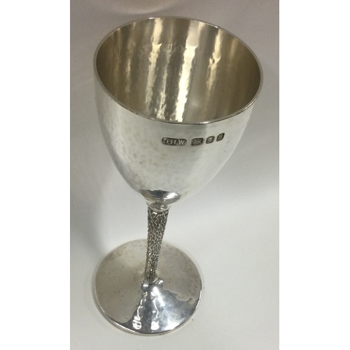 521 - A hammered silver goblet in the Stuart Devlin style. London 1976. By JHW. Approx. 180 grams. Est. £2... 