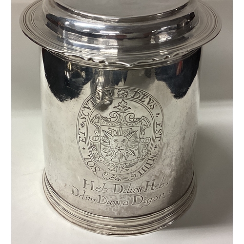 525 - A fine and rare William III silver lidded tankard bearing the 'Pearson Family of Flintshire' coat of... 