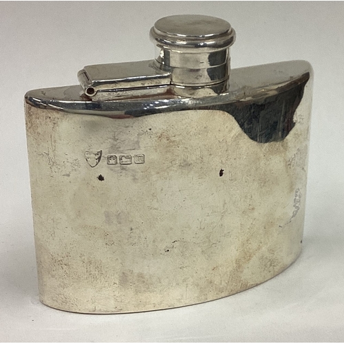 529 - A good hinged top silver hip flask. Sheffield. By GJ. Approx. 84 grams. Est. £80 - £120.