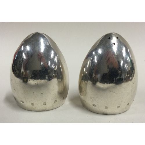 548 - EDINBURGH: A pair of silver salt and peppers. 2000. By Graham Leishman Stuart. Approx. 134 grams. Es... 