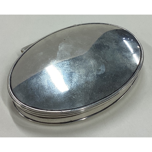 557 - An 18th Century silver snuff box with hinged lid. Approx. 44 grams. Est. £200 - £300.