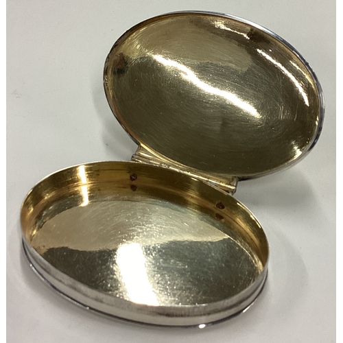 557 - An 18th Century silver snuff box with hinged lid. Approx. 44 grams. Est. £200 - £300.