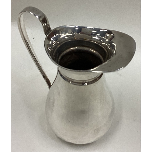 565 - A shaped Edwardian silver cream jug of typical form. Birmingham. Approx. 56 grams. Est. £30 - £50.