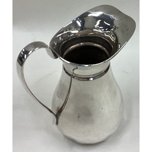 565 - A shaped Edwardian silver cream jug of typical form. Birmingham. Approx. 56 grams. Est. £30 - £50.