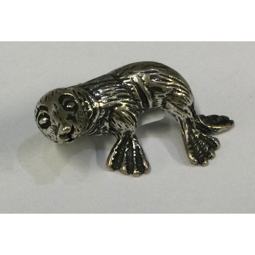 584 - A silver figure of a seal. Approx. 14 grams. Est. £20 - £30.