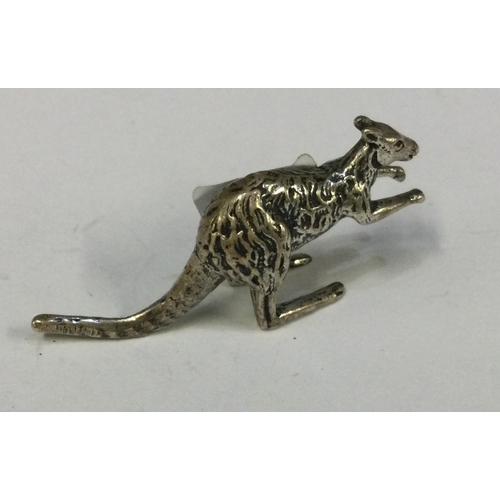 585 - A silver figure of a kangaroo. Approx. 10 grams. Est. £20 - £30.