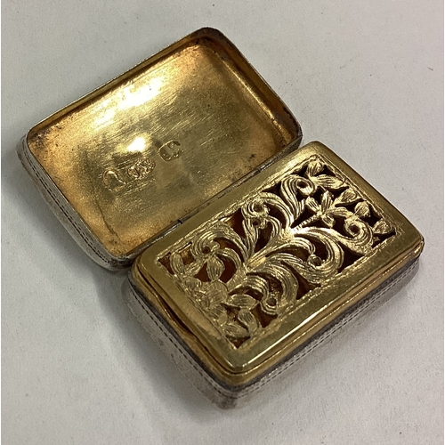 59 - A good Georgian silver vinaigrette with engine turned decoration. Approx. 10 grams. Est. £60 - £80.