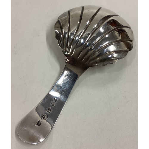 591 - A good Georgian silver caddy spoon. London. Approx. 7 grams. Est. £30 - £50.