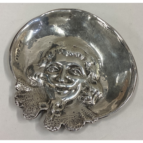 612 - An unusual silver dish in the form of a Cavalier. Approx. 40 grams. Est. £40 - £60.