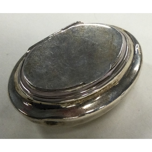 622 - A silver snuff box with hinged lid. Birmingham 1909. Approx. 19 grams. Est. £20 - £30.