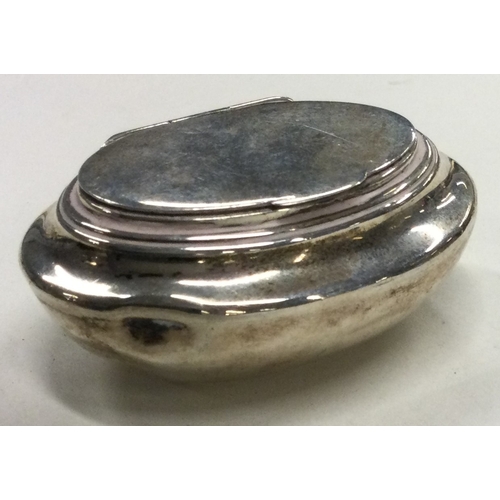 622 - A silver snuff box with hinged lid. Birmingham 1909. Approx. 19 grams. Est. £20 - £30.