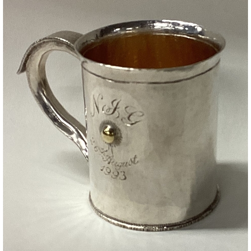 624 - A rare silver christening mug with hammered design. London 1994. By Michael Bolton. Approx. 110 gram... 