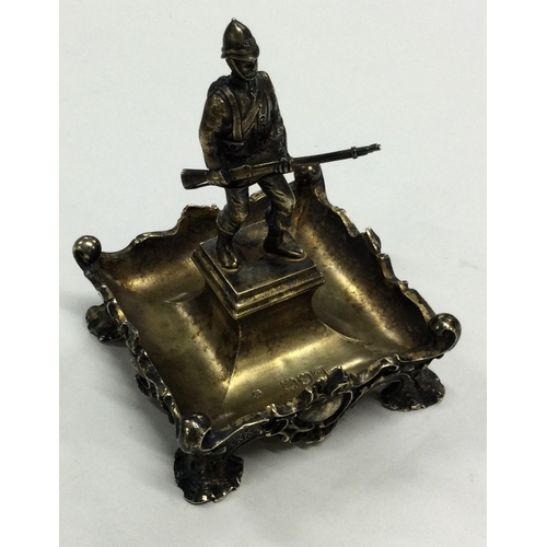 627 - A rare Victorian silver gilt dish cast with Military figure. London 1902. By William Hutton & Sons. ... 