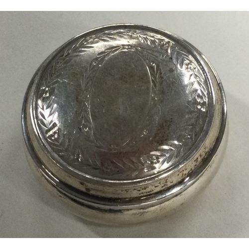 641 - A silver pill box with lift-off cover. Birmingham 1984. By B&Co. Approx. 12 grams. Est. £20 - £30.