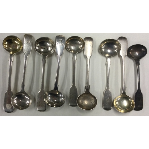 656 - A group of nine heavy silver fiddle pattern salts spoons. Various dates and makers. Approx. 95 grams... 