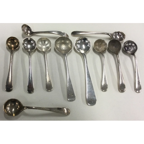 657 - A collection of eleven miniature silver OE pattern salt spoons. Various dates and makers. Approx. 39... 