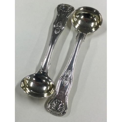 668 - A pair of heavy silver King's pattern salt spoons. London 1828. By JB. Approx. 60 grams. Est. £30 - ... 