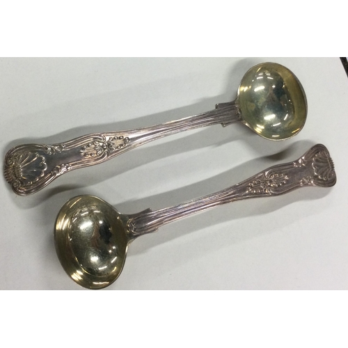 669 - A heavy pair of silver King's pattern salt spoons. London 1877. By GA . Approx. 48 grams. Est. £30 -... 