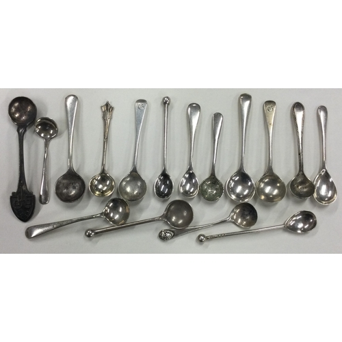 673 - A large collection of silver OE pattern salt spoons. Various dates and makers. Approx. 78 grams. Est... 