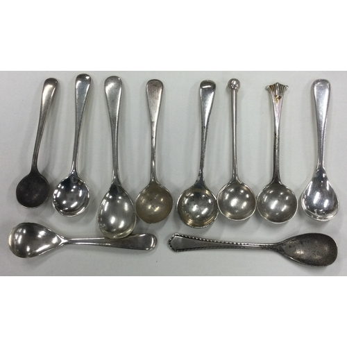 675 - A large collection of silver OE pattern salt spoons. Various dates and makers. Approx. 60 grams. Est... 