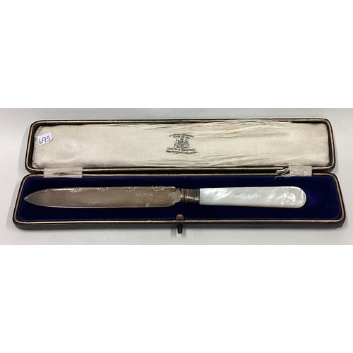 695 - A cased silver and MOP cake knife. Sheffield. Approx. 63 grams. Est. £20 - £30.