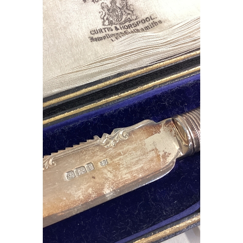 695 - A cased silver and MOP cake knife. Sheffield. Approx. 63 grams. Est. £20 - £30.