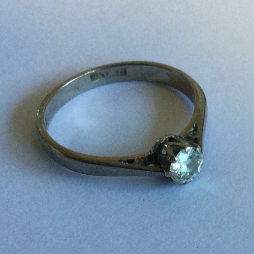 702 - A small diamond brilliant cut single stone ring in white gold. Approx. 3 grams. Est. £100 - £150.