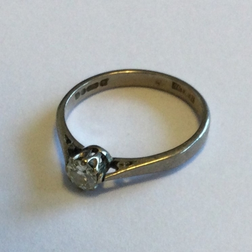 702 - A small diamond brilliant cut single stone ring in white gold. Approx. 3 grams. Est. £100 - £150.