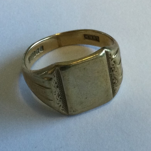 722 - A heavy 9 carat signet ring. Approx. 7 grams. Est. £100 - £150.